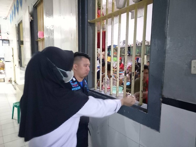 Tim Medis Giat Kontrol Kesehatan WBP ( Sumber : Humas Rutan Situbondo )