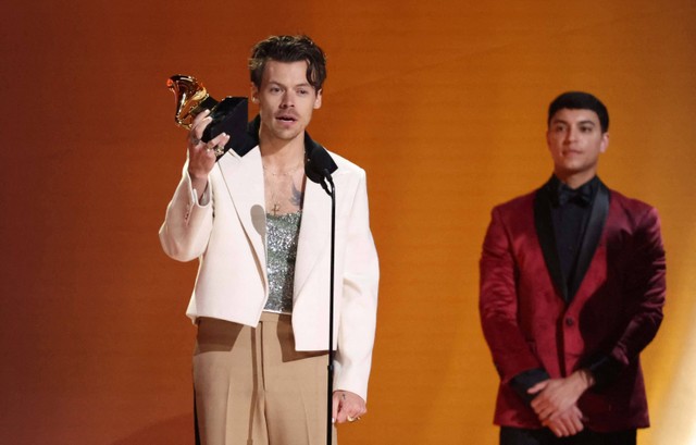 Harry Styles menerima penghargaan Album Vokal Pop Terbaik pada ajang Grammy Awards Ke-65 di Los Angeles, California, Amerika Serikat, Minggu (5/2/2023). Foto: Mario Anzuoni/REUTERS