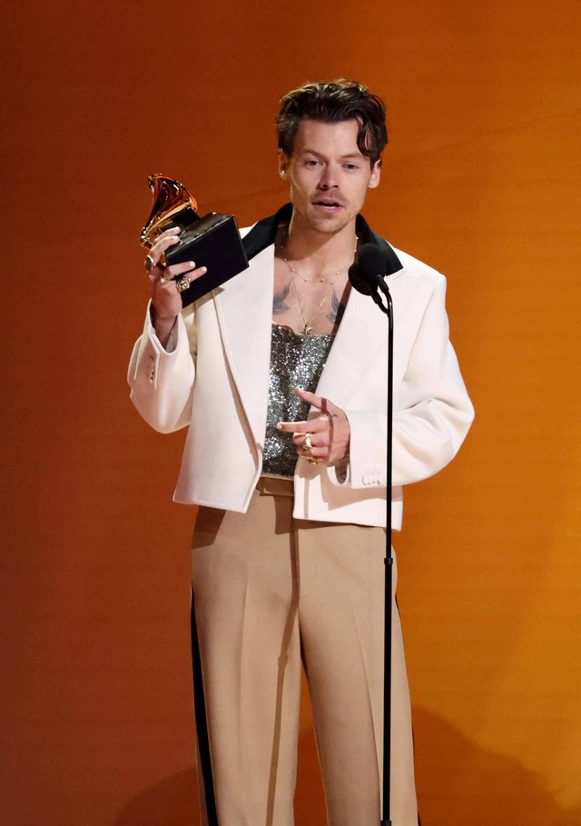 Harry Styles menerima penghargaan Album Vokal Pop Terbaik pada ajang Grammy Awards Ke-65 di Los Angeles, California, Amerika Serikat, Minggu (5/2/2023). Foto: Mario Anzuoni/REUTERS
