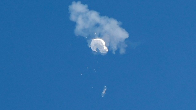 Balon mata-mata yang diduga milik China melayang ke laut setelah ditembak jatuh di lepas pantai di Surfside Beach, Carolina Selatan, AS. Foto: Randall Hill/REUTERS