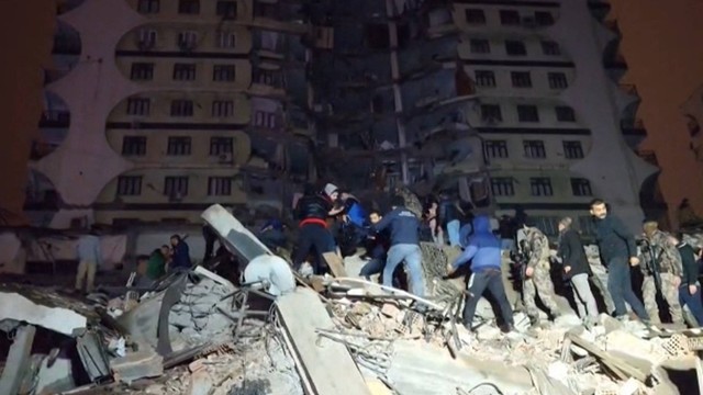 Tim penyelamat bekerja di tengah puing-puing bangunan yang runtuh setelah gempa bumi di Diyarbakir, Turki, Senin (6/2/2023).  Foto: Mahmut BOZARSLAN / AFPTV / AFP