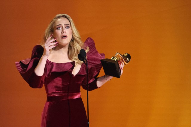 Adele mendapat penghargaan pada ajang Grammy Awards Ke-65 di Los Angeles, California, Amerika Serikat, Minggu (5/2/2023).
 Foto: Mario Anzuoni/REUTERS