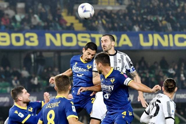Pemain Juventus Leonardo Bonucci berebut bola dengan pemain Hellas Verona pada pertandingan lanjutan Liga Italia di Stadio Marc'Antonio Bentegodi, Verona, Italia. Foto: Jennifer Lorenzini/REUTERS