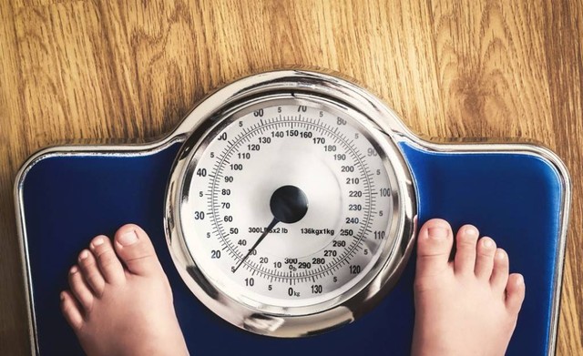 Ilustrasi seorang anak mengukur berat badannya. Foto: Shutterstock.com
