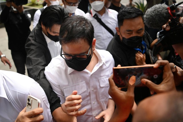 Wiraswasta, Mahendra Dito berjalan keluar usai diperiksa di Gedung Merah Putih KPK, Jakarta, Senin (6/2/2023). Foto: Sigid Kurniawan/Antara Foto 