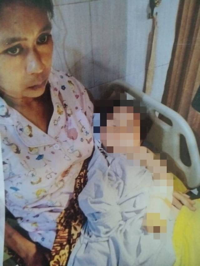 Ibu bersama bayi yang jarinya putus tergunting karena kelalaian perawat, Foto : Istimewa
