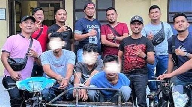 Personel polisi berpakaian preman bersama tiga pria diduga pencuri AC di Banda Aceh. Foto: Polresta Banda Aceh   