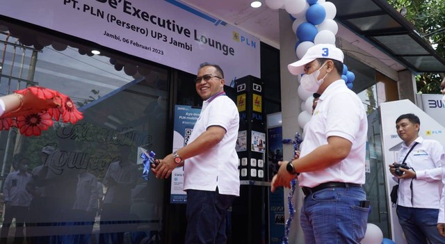 General Manager UID S2JB, Amris Adnan yang didampingi oleh Senior Manager KKU dan Manajer UP3 Jambi saat pengguntingan pita sebagai tanda diresmikannya De Executive Lounge UP3 Jambi. Foto: Wahyu Jati