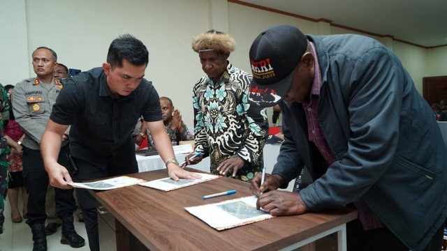 Kepala Suku Walesi dan Wouma bersama forkopimda menandatangani kesepakatan mendukung percepatan pembangunan di Papua Pegunungan dengan menyerahkan tanahnya. Foto: Stefanus Tarsi/BumiPapua