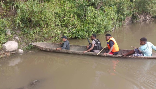 Pencarian korban jembatan putus di Sungai Digoel. Foto: Polda Papua