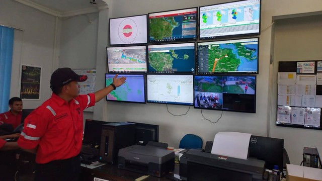 Fire Operation Management Head APP Sinar Mas Region OKI Panji Bintoro, menunjukkan pusat pemantauan siaga karhutla di Fire Base Sungai Baung APP Sinar Mas Region OKI. (foto: W Pratama/Urban Id)