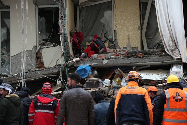 Tim penyelamat mencari korban setelah gempa bumi di Diyarbakir, Turki, Senin (6/2/2023). Foto: Sertac Kayar/REUTERS