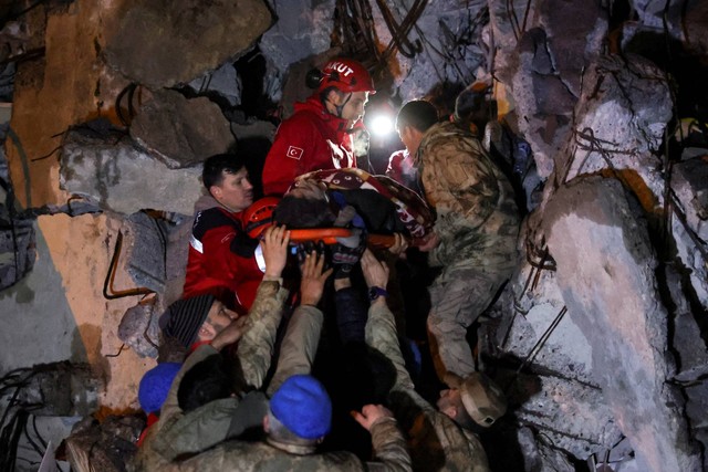 Seorang warga diselamatkan dari puing-puing rumah sakit yang runtuh, menyusul gempa bumi di Iskenderun, Turki, Senin (6/2/2023). Foto: Umit Bektas/REUTERS