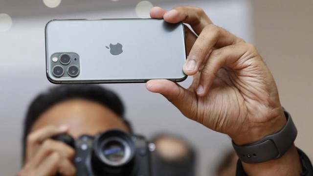 Ilustrasi Kamera iPhone 11 Pro Max. Foto: Reuters.com/Stephen Lam