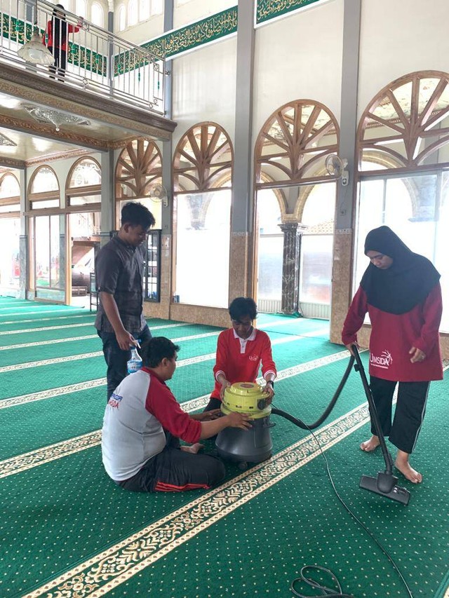 Anggota kelompok 2 KKN-P Durensewu menyiapkan peralatan bersih bersih untuk membersihkan masjid Syuhada di desa Durensewu