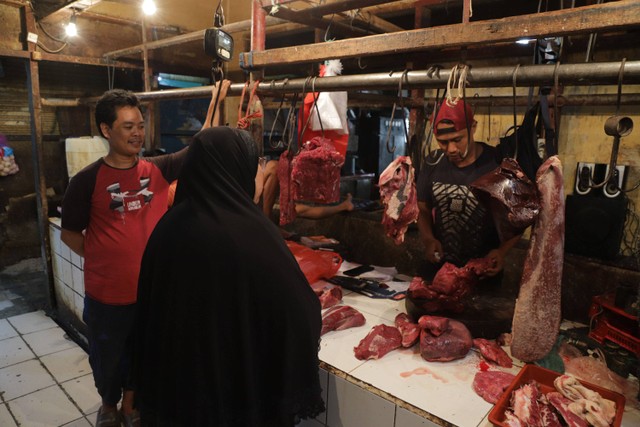 Aktivitas pedagang dan pembeli di Pasar Tradisional Pasar Minggu, Jakarta Selatan, Selasa (7/1/2023). Foto: Jamal Ramadhan/kumparan