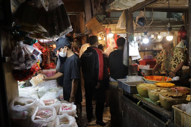 Aktivitas pedagang dan pembeli di Pasar Tradisional Pasar Minggu, Jakarta Selatan, Selasa (7/1/2023). Foto: Jamal Ramadhan/kumparan