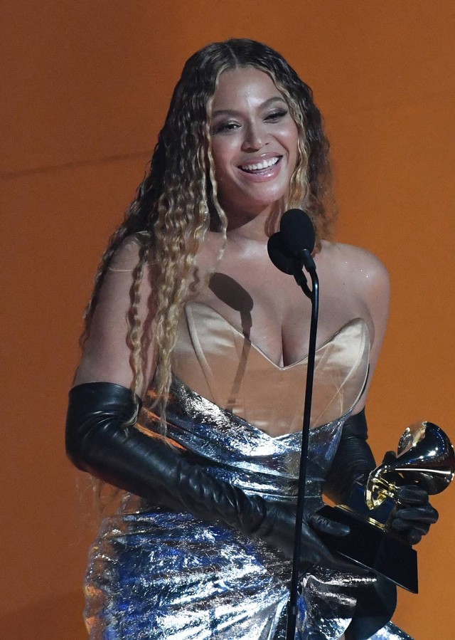 Beyonce menerima piala untuk kategori Best Dance/Electronic Music Album di Grammy Awards 2023 di Crypto.com Arena, AS, Minggu (5/2/2023). Foto: Valerie Macon/AFP