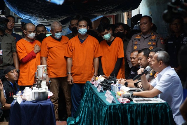 Konferensi pers pengungkapan tindak pidana industri rumahan narkotika jenis ekstasi di kawasan padat penduduk di Johar Baru, Jakarta Pusat pada Selasa (7/2/2023). Foto: Iqbal Firdaus/kumparan