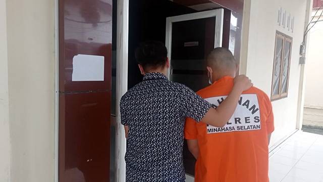 Guru SMP di Kabupaten Minahasa Selatan (Minsel) berseragam tahanan Polres Minsel usai dilaporkan melakukan pelecehan terhadal 16 siswa didikannya.