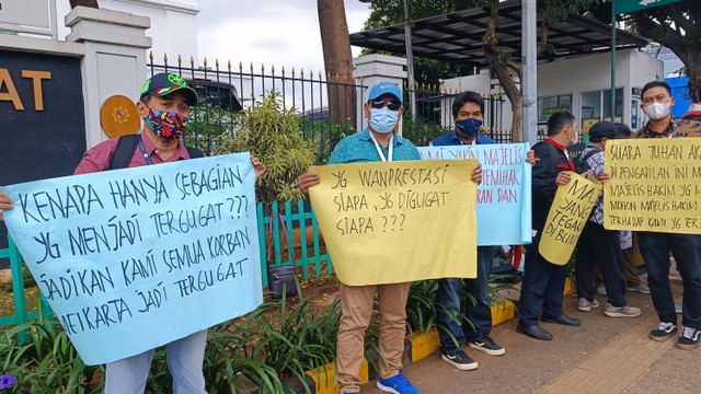Para Korban Meikarta Melakukan Aksi di Depan Pengadilan Negeri Jakarta Barat, Selasa (7/2/2023). Foto:  Narda Margaretha Sinambela/kumparan