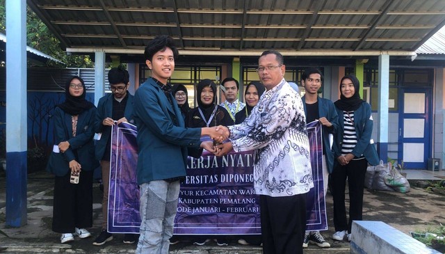 Serah terima secara simbolis bibit tanaman toga dari mahasiswa KKN Undip kepada SDN 02 Cibuyur