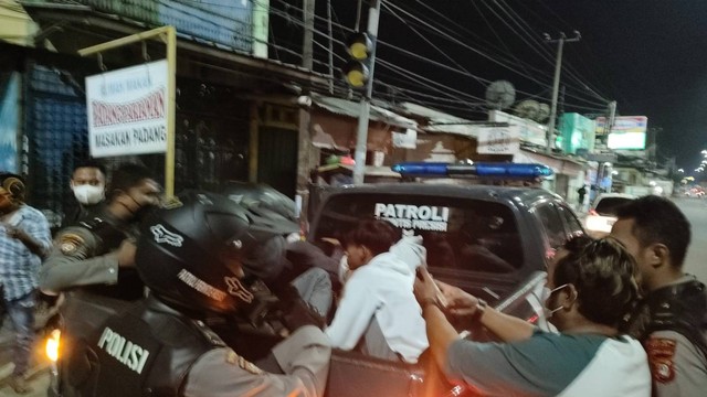 Tim Perintis Presisi Polres Metro Bekasi saat mengamankan sejumlah pemuda yang diduga terlibat aksi tawuran. Foto: Dok. Istimewa