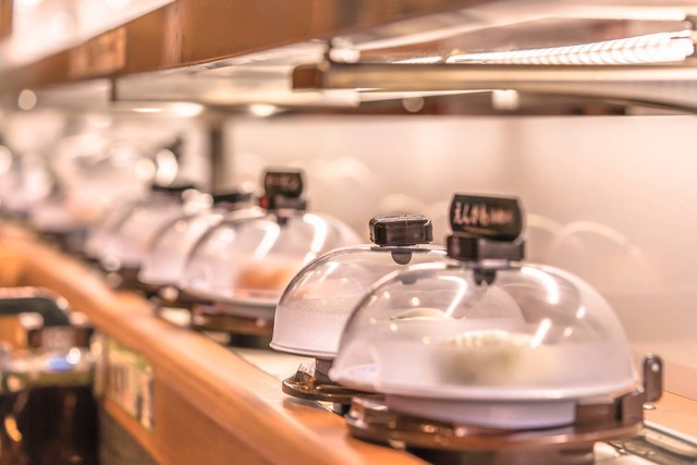 Ilustrasi restoran sushi dengan conveyor belt. Foto: kuremo/Shutterstock