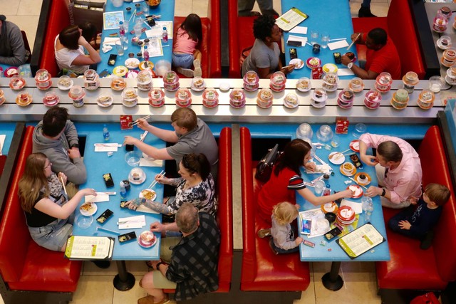 Ilustrasi restoran sushi dengan conveyor belt. Foto: DCStockPhotography/Shutterstock