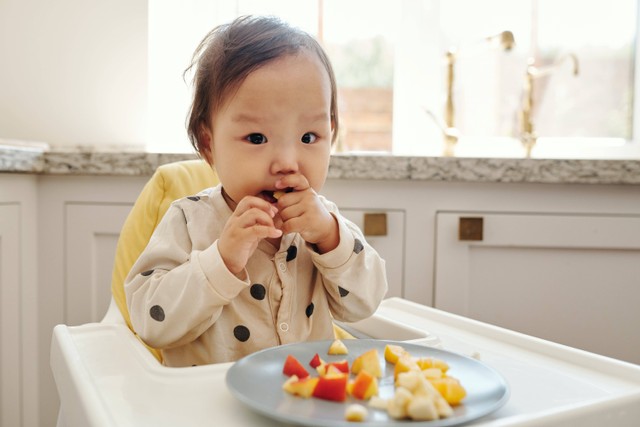 Ilustras bayi sedang makan cemilan bayi 7 bulan penambah berat badan. Foto: Pexels.com