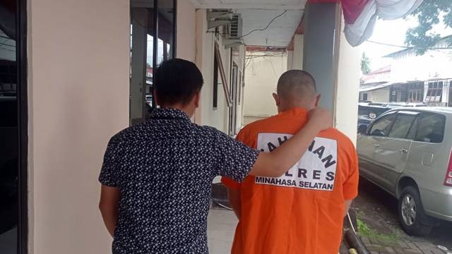 Guru SMP di Kabupaten Minahasa Selatan yang cabuli 16 siswa didiknya saat diamankan kepolisian.