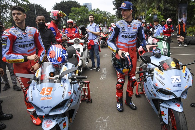 Pembalap Gresini Racing MotoGP 2023 Alex Marquez (kanan) bersama rekannya Fabio Di Giannantonio (kiri) bersiap berkendara bersama penggemar di Senayan Park, Jakarta, Selasa (7/2/2023). Foto: ANTARA FOTO/M Risyal Hidayat