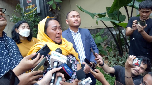 Istri almarhum Sony Rizal Taihitu, Rusni Masna menangis saat menceritakan kasus suaminya di Polda Metro Jaya. Foto: Ananta Erlangga/kumparan