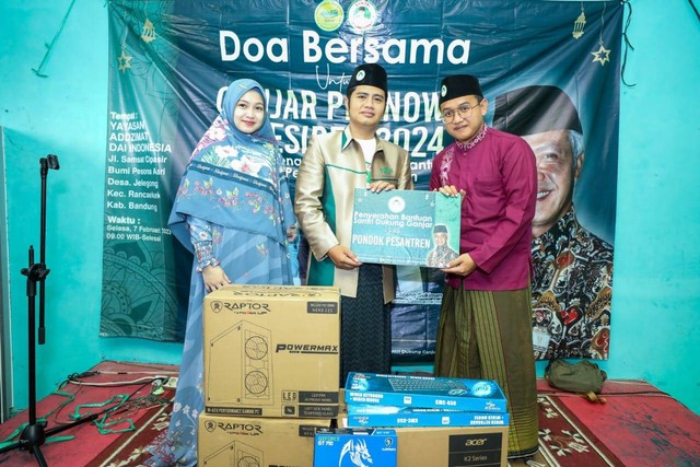 Santri Dukung Ganjar (SDG) Jabar dalam memberikan bantuan komputer untuk Pondok Pesantren Addzimat DAI Indonesia di Desa Jelegong, Kecamatan Rancaekek, Kabupaten Bandung, Selasa (7/2/2023). Foto: Dok. Istimewa