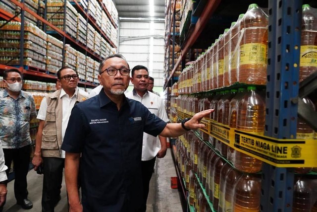 Menteri Perdagangan Zulkifli Hasan sidak ke gudang penyimpanan minyak milik PT Bina Karya Prima (BKP) di Marunda, Selasa (7/2/2023). Foto: Kementerian Perdagangan