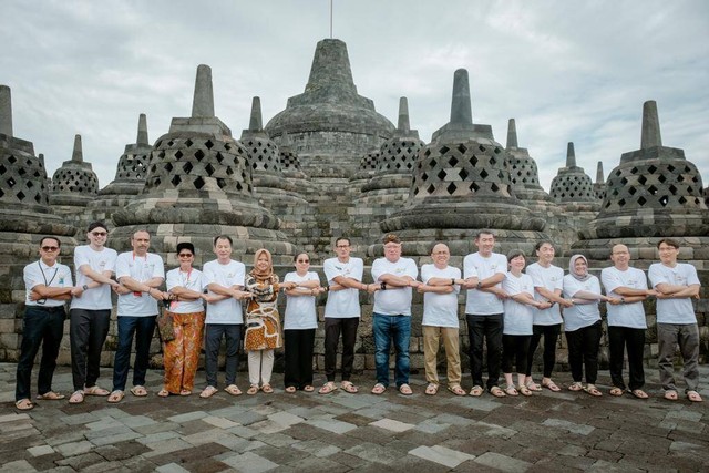 Menteri Pariwisata dan Ekonomi Kreatif Sandiaga Uno, bersama dengan delegasi peserta ASEAN Tourism Forum (ATF) 2023 mengunjungi Candi Borobudur dalam kegiatan "Tehnical Tour ASEAN Tourism Forum (ATF) 2023", (5/2/2023). Foto: Dok: Kemenparekraf