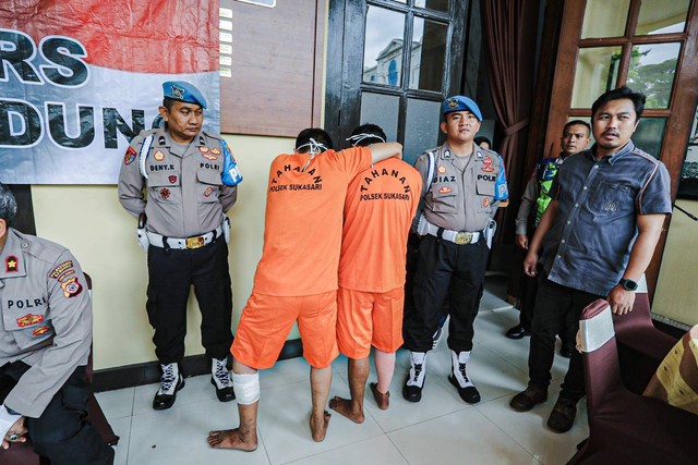 Pelaku Begal yang berhasil ditangkap Jajaran Polrestabes Bandung,  di Mapolrestabes Bandung, Selasa 7 Februari 2023.