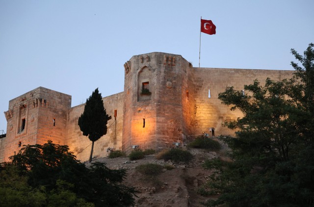 Sebuah gambar menunjukkan Kastil Gaziantep di distrik bersejarah kota Gaziantep di tenggara Turki, tempat tinggal banyak pengungsi Suriah, pada 11 Agustus 2022. Foto: Omar Haj Kadour/AFP