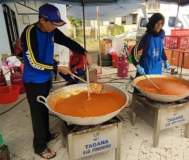 Tak Ingin Nahdliyin Kelaparan, Dinsos Ponorogo Buka Dapur Umum di GOR Sidoarjo