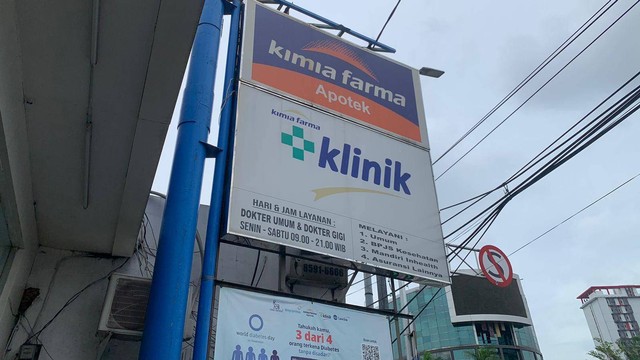 Apotek Kimia Farma di Jalan Senen Raya, Jakarta Pusat. Foto: Luthfi Humam/kumparan