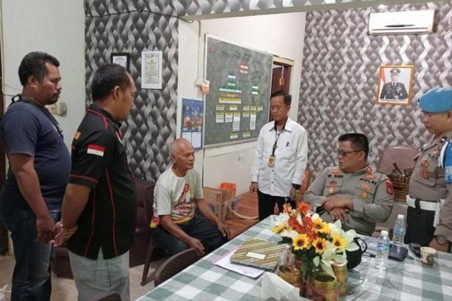 Suasana kakek yang cangkul kepala nenek saat dimintai keterangan polisi, Foto : Istimewa