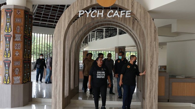 Deputi IV Bidang Intelijen Ekonomi BIN Made Kartikajaya (kanan) meninjau persiapan peresmian Gedung PYCH di Distrik Abepura, Kota Jayapura, Papua, Selasa (7/2). Foto: Dok. Istimewa