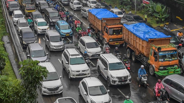 Sejumlah kendaraan terjebak kemacetan di kawasan Jalan TB Simatupang, Jakarta, Selasa (7/2/2023). Foto: Galih Pradipta/Antara Foto