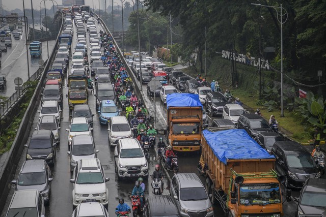 Sejumlah kendaraan terjebak kemacetan di kawasan Jalan TB Simatupang, Jakarta, Selasa (7/2/2023). Foto: Galih Pradipta/Antara Foto