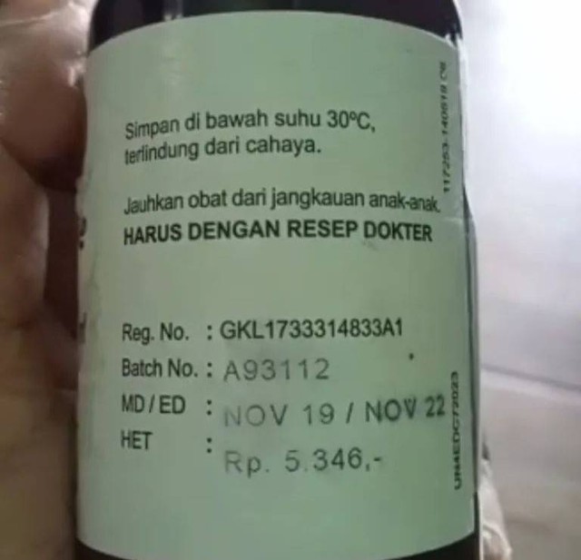Obat sirop kedaluwarsa yang diterima seorang pasien dari RSUD Majene. Foto: Istimewa