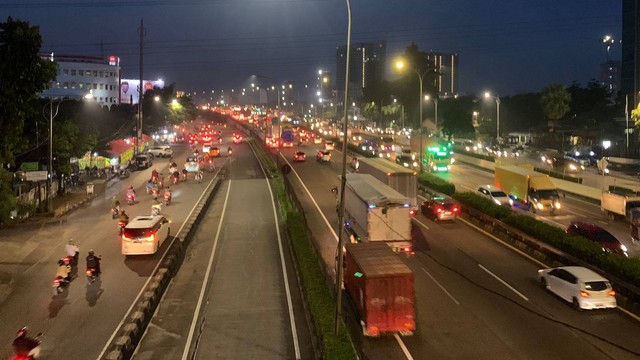 Dari kejauhan, tampak Jalan tol TB Simatupang tersendat. Foto: Luthfi Humam/kumparan