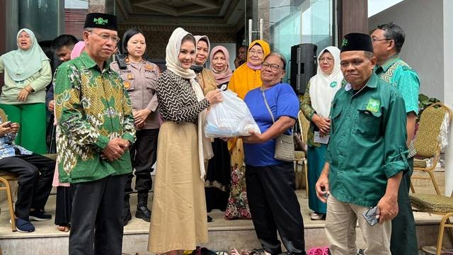 Ketua Komisi IX DPR RI, Felly Runtuwene membawakan bantuan untuk warga terdampak Banjir Manado