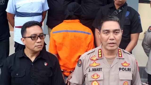 Kabid Humas Polda Sulawesi Utara, Kombes Pol Jules Abraham Abast saat merilis kasus bayi perempuan tewas diduga dianiaya oleh ayah kandungnya sendiri.