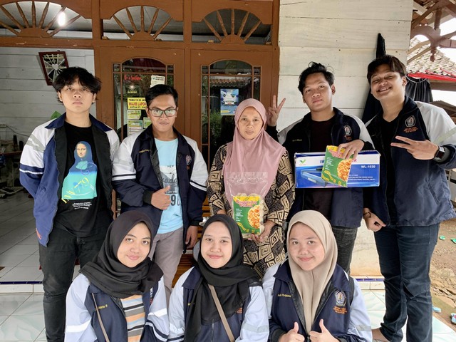 Mahasiswa KKN Tim 1 UNDIP 2023 menjalankan program kerja multidisiplin Pendampingan UMKM Reangginang di Desa Gemuh. Foto: Dokumentasi Pribadi (2 Februari 2023)