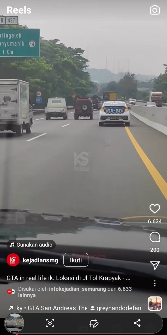 Tangkapan layar mobil PJR kejar mobil pickup putih. Foto: Dok. Istimewa
